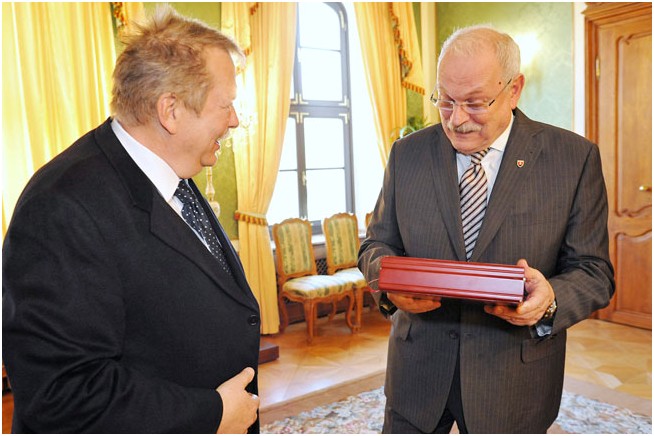 President of Slovakia Received Human Body Regeneration & Restoration Science Written by Dr. Xu Rongxiang