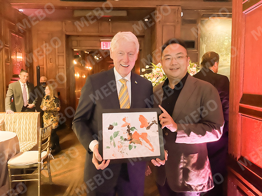 Kevin Xu Gifts President Clinton with "Little MEBO" Panda Art at Clinton Foundation Gala
